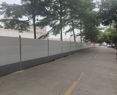 深圳市坪山區(qū)道路擴建—鋼結(jié)構(gòu)圍擋安裝工程在進(jìn)行